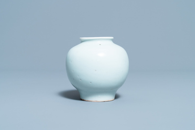 A Chinese flamb&eacute;-glazed vase, 19/20th C.