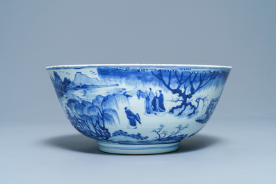 Een grote Chinese blauw-witte kom met figuren in een landschap, Kangxi