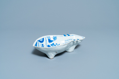 Een Chinees blauw-wit ko-sometsuke bord voor de Japanse markt in de vorm van een luit, Tianqi