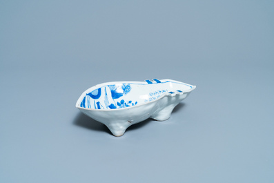 Une coupe en forme de luth en porcelaine de Chine en bleu et blanc de type ko-sometsuke pour le march&eacute; japonais, &eacute;poque Transition