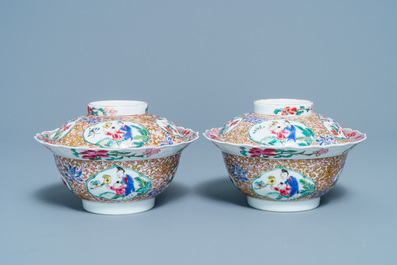 Une paire de bols couverts en porcelaine de Chine famille rose, Yongzheng