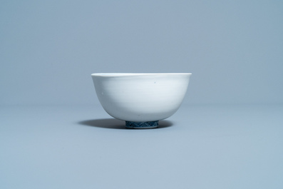 Un bol en porcelaine de Chine en bleu et blanc &agrave; d&eacute;cor de canards mandarin &eacute;maill&eacute; mat &agrave; l'ext&eacute;rieur, marque Fu, Ming
