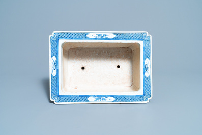 Une jardini&egrave;re de forme rectangulaire en porcelaine de Chine en bleu et blanc, Kangxi/Yongzheng