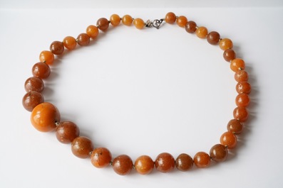 A Chinese necklace with large amber beads, 19th C.