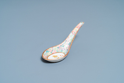 Une cuill&egrave;re en porcelaine de Chine famille rose &agrave; d&eacute;cor 'millefleurs', marque de Juren Tang Zhi, R&eacute;publique