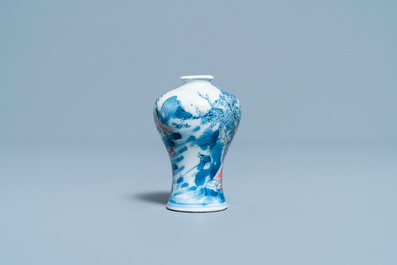 Een Chinese blauw-witte en koperrode miniatuur 'meiping' vaas, Kangxi