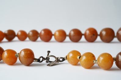 Un collier de perles en ambre, Chine, 19&egrave;me