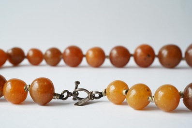 A Chinese necklace with large amber beads, 19th C.