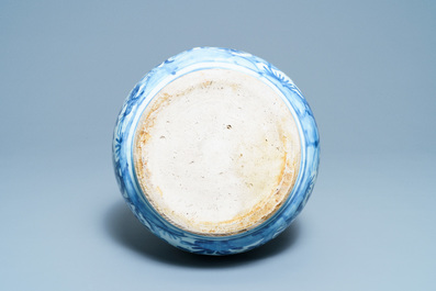 Een grote Chinese blauw-witte flesvormige knoflookhalsvaas, Wanli