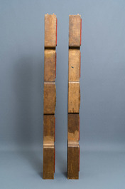 Een Chinees gestoken en verguld snijwerk op bijbehorende pilaren, 19e eeuw