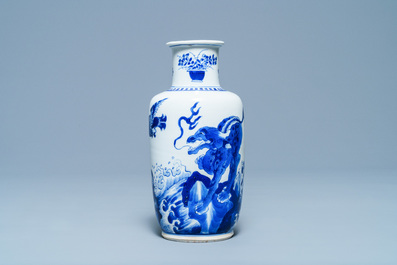 Un vase de forme rouleau en porcelaine de Chine en bleu et blanc &agrave; d&eacute;cor de qilins, Kangxi