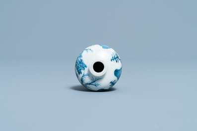 Un vase miniature de forme meiping en porcelaine de Chine en bleu, blanc et rouge de cuivre, Kangxi
