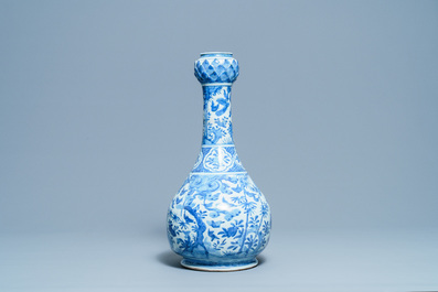 Een grote Chinese blauw-witte flesvormige knoflookhalsvaas, Wanli