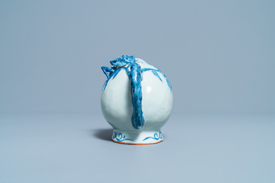 Een Chinese blauw-witte perzikvormige cadogan theepot, 19e eeuw