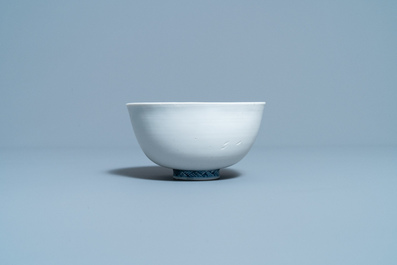 Un bol en porcelaine de Chine en bleu et blanc &agrave; d&eacute;cor de canards mandarin &eacute;maill&eacute; mat &agrave; l'ext&eacute;rieur, marque Fu, Ming