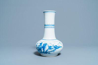 Een Chinese flesvormige blauw-witte vaas, Kangxi