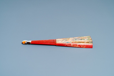 Un &eacute;ventail en papier peint et bois laqu&eacute;, Chine, 18/19&egrave;me