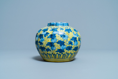 Un vase en porcelaine de Chine en bleu et blanc sur fond jaune &agrave; d&eacute;cor d'&eacute;cureuils, Wanli