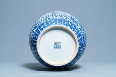 Een grote Chinese blauw-witte 'hu' vaas met florale slingers, Qianlong merk, 19e eeuw