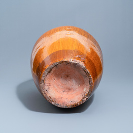 Une tr&egrave;s grande jarre de type martaban en gr&egrave;s &eacute;maill&eacute; brun &agrave; d&eacute;cor d'un dragon et d'un ph&eacute;nix, Qing