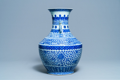 Een grote Chinese blauw-witte 'hu' vaas met florale slingers, Qianlong merk, 19e eeuw