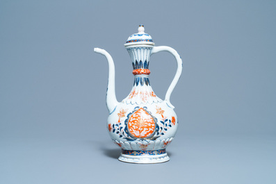 Une verseuse de type 'aftaba' en porcelaine de Chine de style Imari pour le march&eacute; islamique, Kangxi