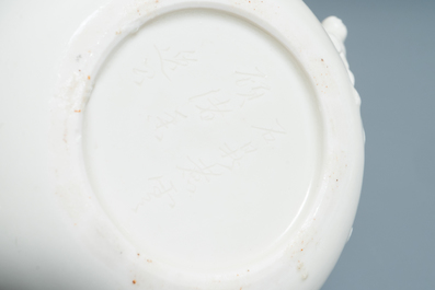 Une th&eacute;i&egrave;re en porcelaine blanc de Chine de Dehua, sign&eacute;e Yi Gong, 18/19&egrave;me
