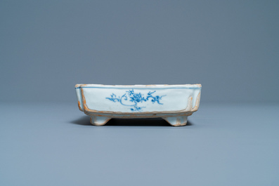 Un bol de forme carr&eacute;e sur quatre pieds en porcelaine de Chine en bleu et blanc de type ko-sometsuke pour le march&eacute; japonais, Tianqi/Chongzhen