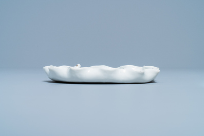 Een Chinese blanc de Chine penselenwasser met een kikker op lotusblad op houten 'lotus' sokkel, Kangxi/Yongzheng