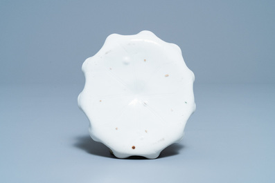 Un lave-pinceaux en porcelaine blanc de Chine figurant une grenouille sur fleur de lotus sur socle en bois sculpt&eacute;, Chine, Kangxi/Yongzheng
