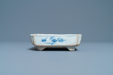 Un bol de forme carr&eacute;e sur quatre pieds en porcelaine de Chine en bleu et blanc de type ko-sometsuke pour le march&eacute; japonais, Tianqi/Chongzhen