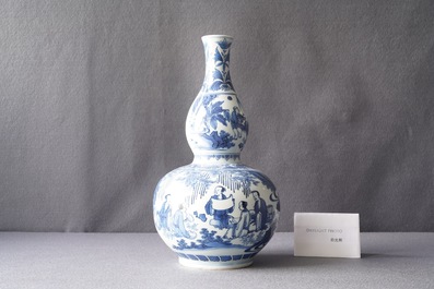 Un vase de forme double gourde en porcelaine de Chine en bleu et blanc, &eacute;poque Transition