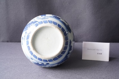 Een Chinese blauw-witte kalebasvaas met figuratief decor, Transitie periode