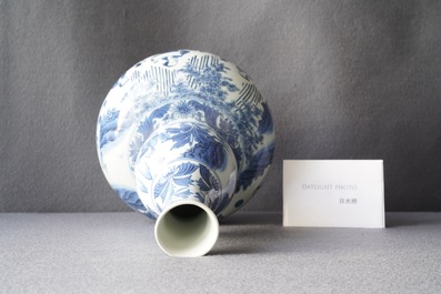 Een Chinese blauw-witte kalebasvaas met figuratief decor, Transitie periode