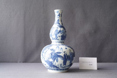 Un vase de forme double gourde en porcelaine de Chine en bleu et blanc, &eacute;poque Transition