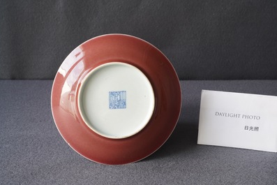 Een Chinees monochroom koperrood bord, Qianlong merk en periode