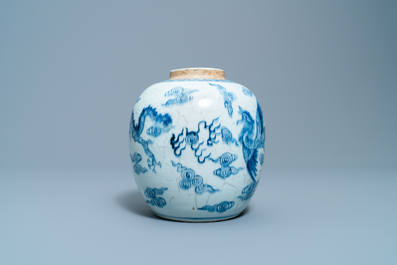 Een Chinese blauw-witte gemberpot met een draak en een feniks, Yongzheng