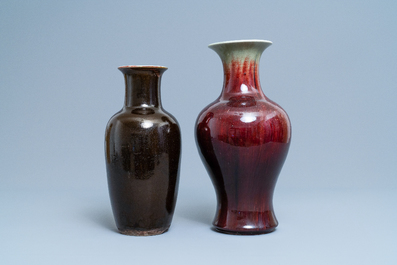 Deux vases en porcelaine de Chine &agrave; &eacute;mail flamb&eacute;, 19&egrave;me