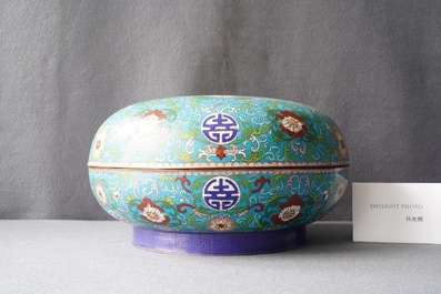 Een ronde Chinese cloisonn&eacute; dekseldoos, 19e eeuw