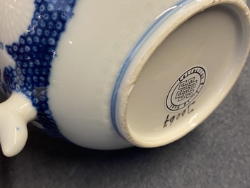 Une th&eacute;i&egrave;re couverte en porcelaine de Chine en bleu et blanc, Yongzheng/Qianlong