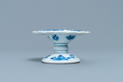 Un saleron en porcelaine de Chine en bleu et blanc, Kangxi