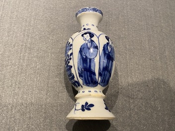 Vier Chinese blauw-witte miniatuur vazen en een hookah-basis, Kangxi