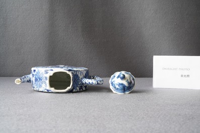 Une th&eacute;i&egrave;re de forme ronde en porcelaine de Chine en bleu et blanc, Kangxi