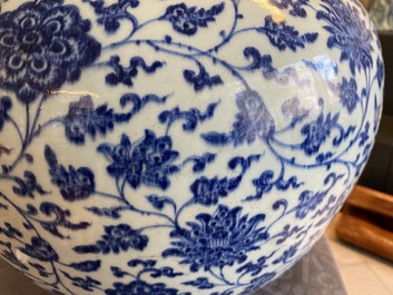 A large Chinese blue and white double gourd vase with floral scrolls, 19/20th C.