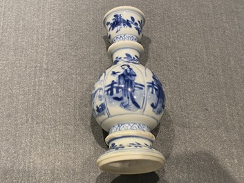 Quatre vases miniatures et une base de narguil&eacute; en porcelaine de Chine en bleu et blanc, Kangxi