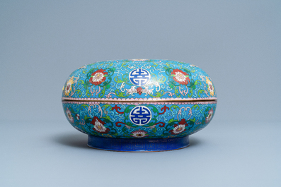 Een ronde Chinese cloisonn&eacute; dekseldoos, 19e eeuw