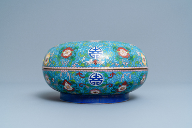 A round Chinese cloisonn&eacute; box and cover, 19th C.