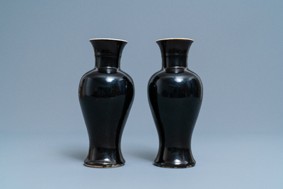 Une paire de vases en porcelaine de Chine noire monochrome, 19&egrave;me