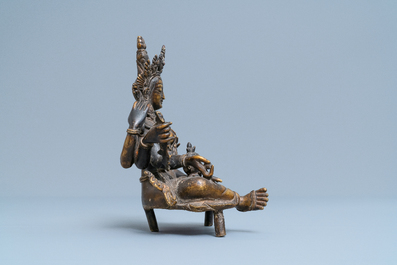 Een Nepalese massieve bronzen figuur van Vasudhara, 19e eeuw