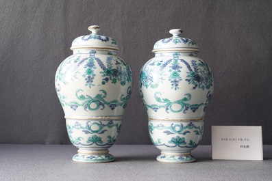 Une paire d'urnes couvertes en porcelaine de Chine d'exportation, Qianlong